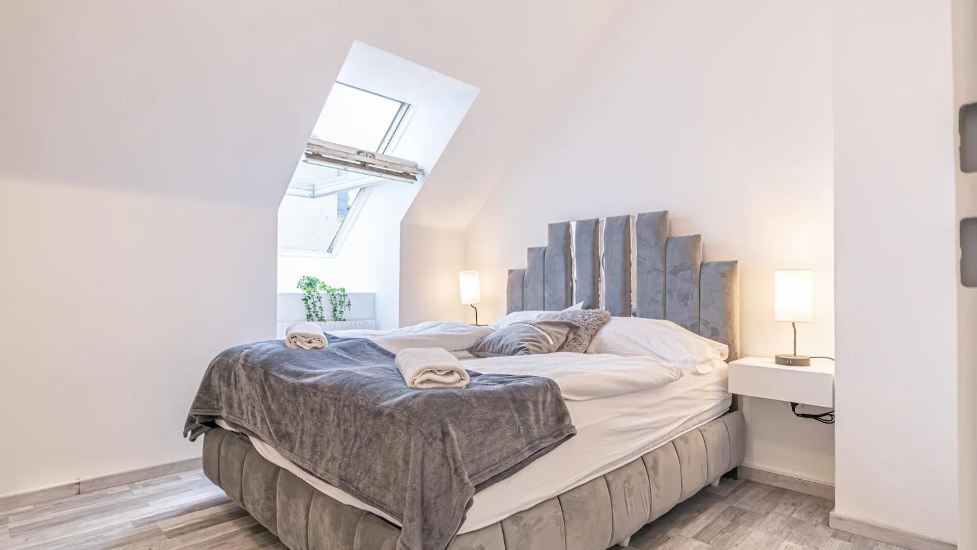 Lovely 2Br & 1Lr Apartment In The Heart Of Wien Österrike