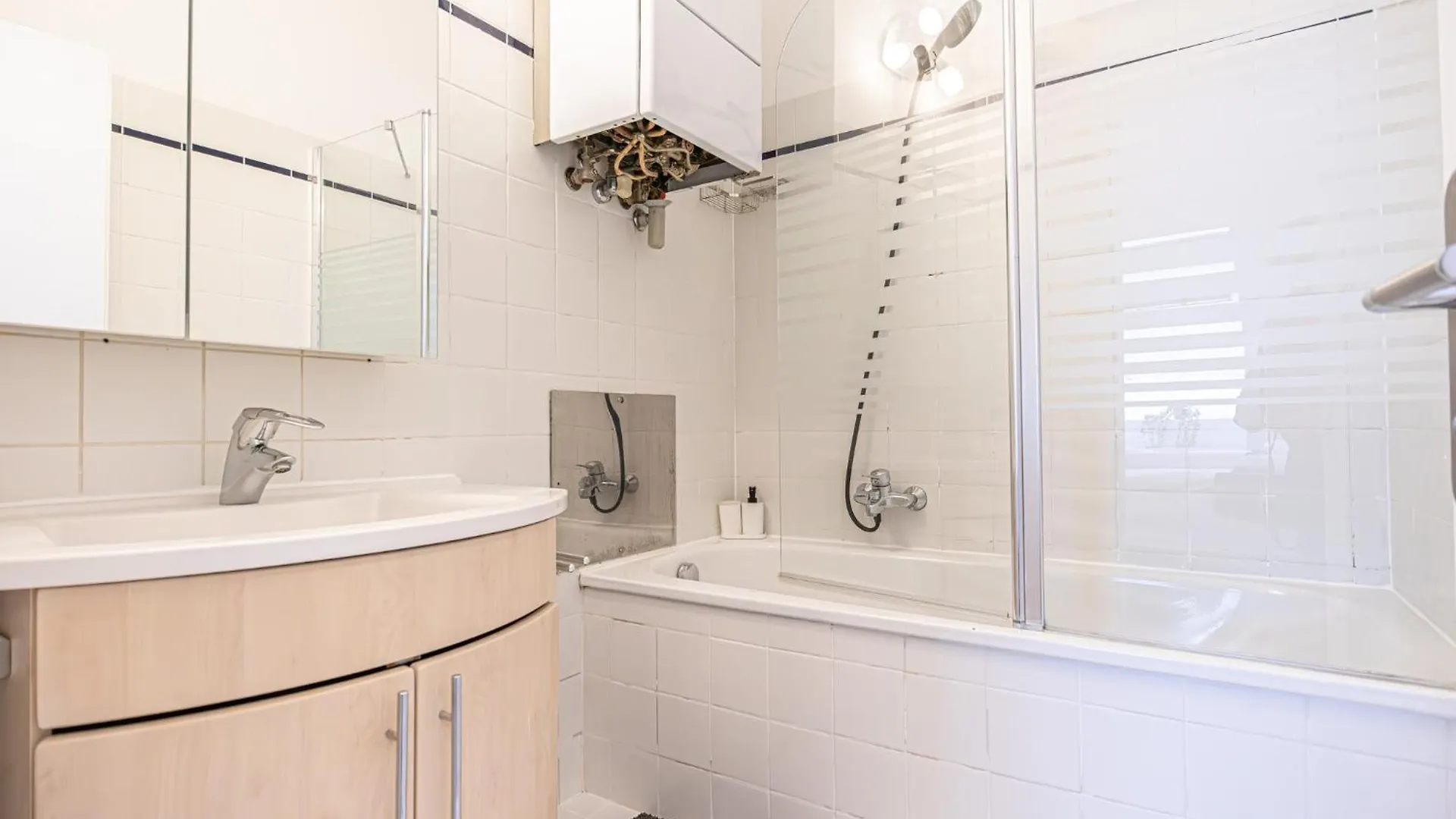 Lovely 2Br & 1Lr Apartment In The Heart Of Wien Österrike